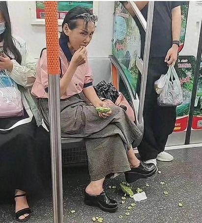 香港吃瓜女生跪地,网络热议背后的社会现象解析