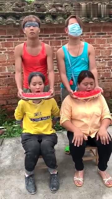 两妯娌吃瓜,揭秘家庭纷争背后的真相