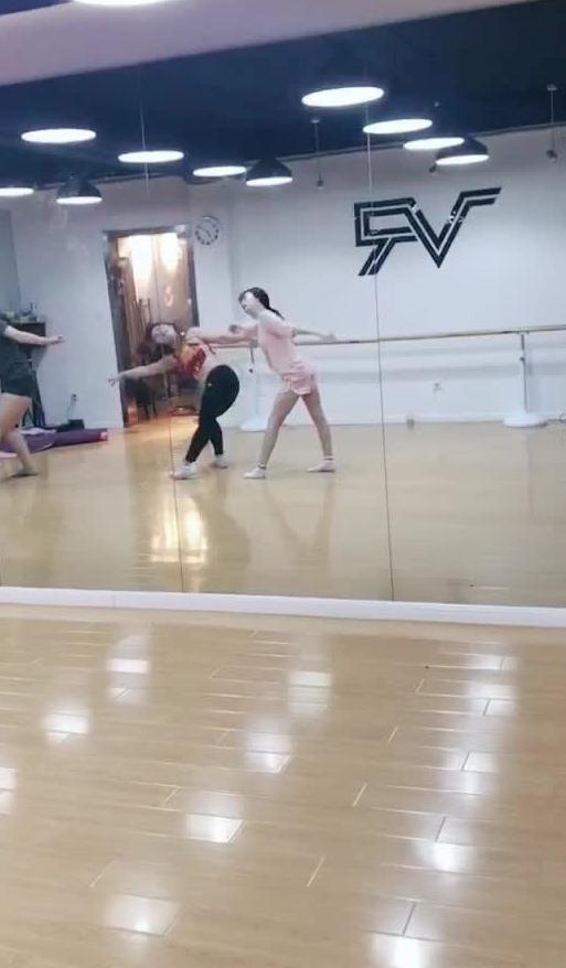 多人跳舞吃瓜视频,揭秘多人跳舞吃瓜视频背后的欢乐时光