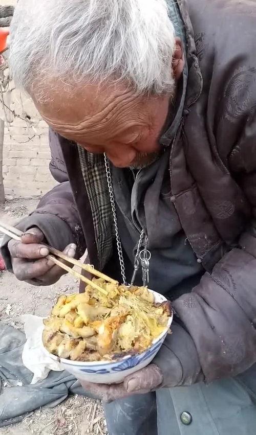 老人吃瓜条,老年人的健康美味选择